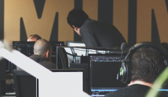 (1) 現場を知る講師から学べる